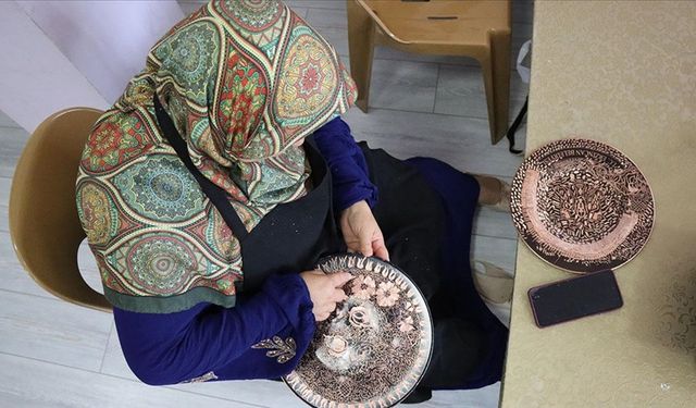 Erzincanlı kadınlar bakır işlemeciliğini geleceğe taşıyor