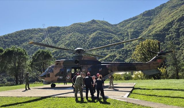 Artvin'de sel ve heyelan nedeniyle Camili'de mahsur kalan turistler helikopterlerle tahliye edildi