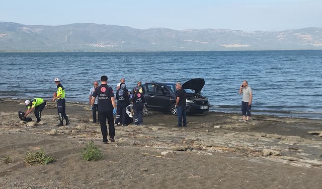 Yakıt dökülen yolda kayan otomobil İznik Gölü’ne uçtu