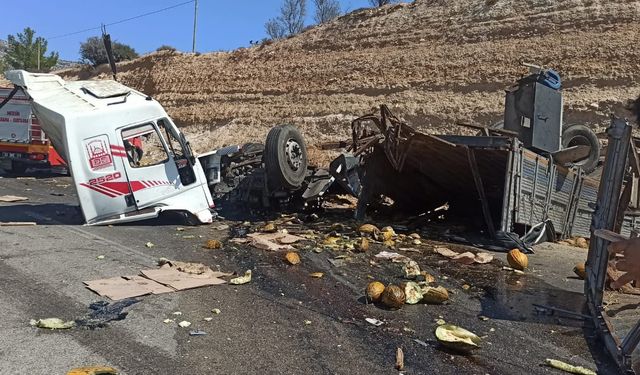 Yolcu otobüsü ile kavun yüklü kamyon çarpıştı; 3 ölü, 7 yaralı