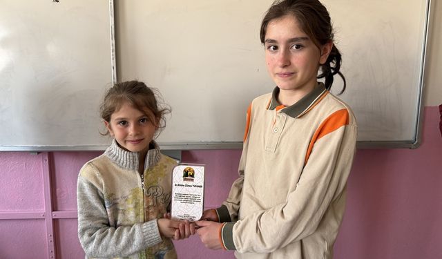 HAYKO'dan yaralı leyleğin bakımını üstlenen kardeşlere teşekkür plaketi