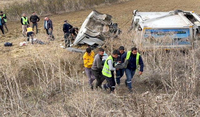 Çöp toplama kamyonu tarlaya devrildi; 3 yaralı