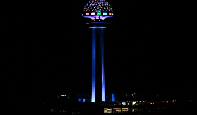 İstanbul ile Ankara'daki bazı köprü ve binalar turkuaz renge büründü