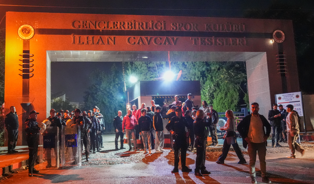 Gençlerbirliği taraftarı, genel kurul talebiyle Beştepe'de toplandı
