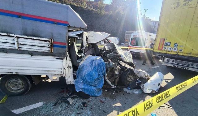 Giresun'da kamyonet, TIR'a arkadan çarptı: 1 ölü, 2 yaralı