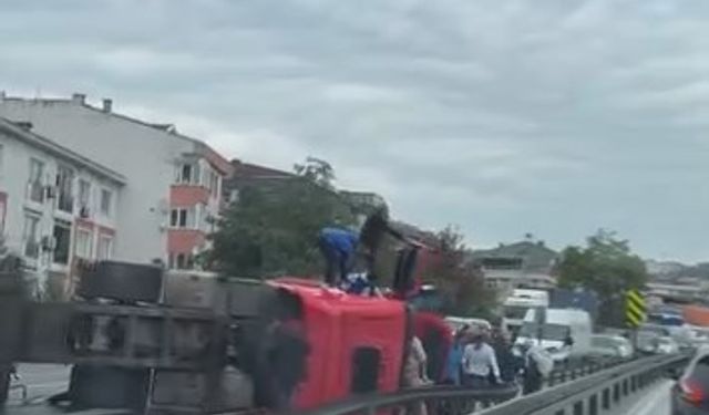 D-100 Karayolu'nda devrilen TIR kaldırıldı