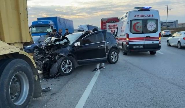 İstanbul- Silivri’de otomobil hafriyat kamyonuna çarptı: 2 yaralı