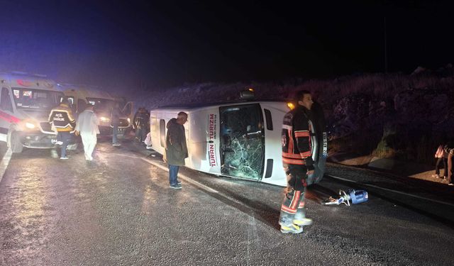 Malatya'da minibüs ile hafif ticari araç çarpıştı: 13'ü öğrenci, 14 yaralı