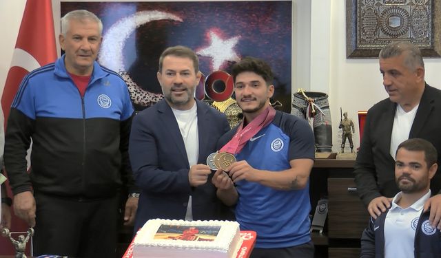 Muhammet Furkan Özbek, halterde 15 yıl sonra ilk dünya şampiyonu oldu