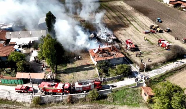 Odunlukta çıkan yangında evin bir bölümü ile traktör ve motosiklet de yandı