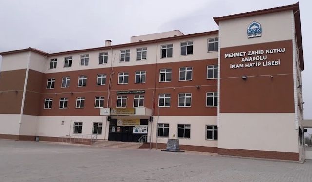 Öğrencinin harçlığını gasbetmeye çalışan 2 kişi, müdahale eden müdür yardımcısının burnunu kırdı