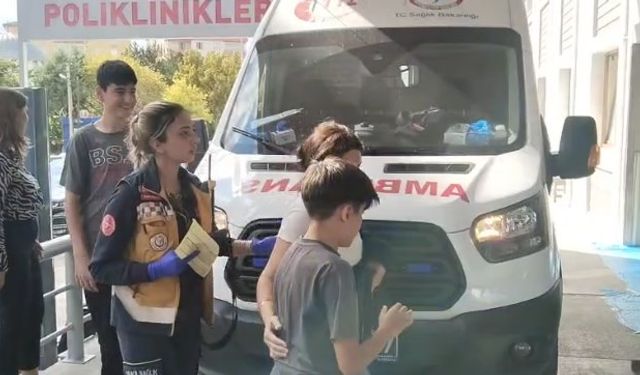 Okulda rahatsızlanan 12 öğrenci gıda zehirlenmesi şüphesiyle hastaneye kaldırıldı