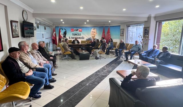 Tunceli’de CHP yönetimi kendilerini partiye kilitleyip, nöbet başlattı