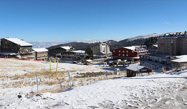 Kar yağışıyla beyaza bürünen Uludağ kayak sezonunu bekliyor