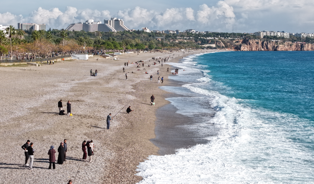 Yağmur sonrası Konyaaltı Sahili'nde balık mesaisi