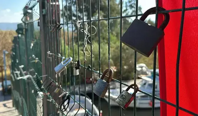 NASA'nın paylaştığı azmakta köprü çitleri, dilek eşyalarıyla doldu