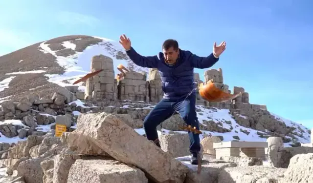 Türkücü Aydın Aydın, yapay zekaya karşı sazını parçaladı