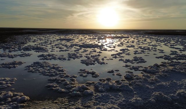 Tuz Gölü'nde oluşan kütleler fotoğraf tutkunlarının ilgisini çekiyor
