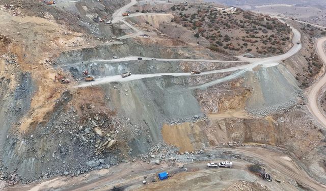 Maden ocağında göçük altında kalan şantiye müdürünü arama çalışmaları sürüyor