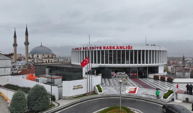 Bolu Belediyesi önündeki Türk bayrakları yarıya indirildi