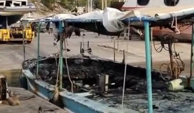 Düşen yıldırımdan çıkan yangında 3 tekne kullanılamaz hale geldi