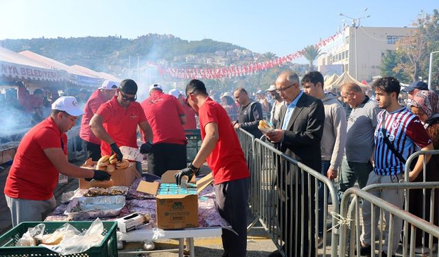 Festivalde ekmek arası hamsi kuyruğu