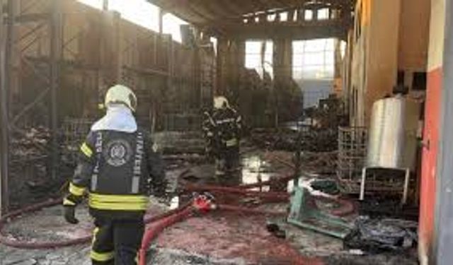 Kocaeli'de 7 kişinin öldüğü yanan kozmetik fabrikasında yıkım çalışması başlatıldı