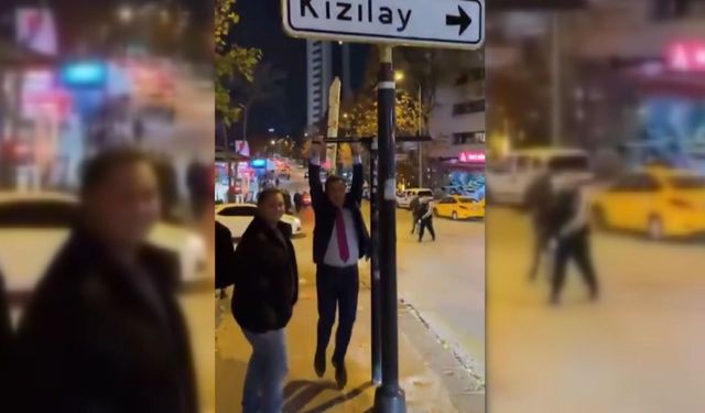 Mustafa Sarıgül, popüler olan Kızılay tabelası önünde gençlerle görüştü