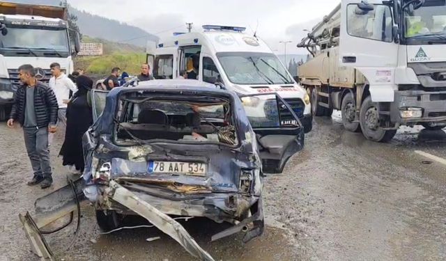 Otomobil ile kamyon çarpıştı: 5 yaralı