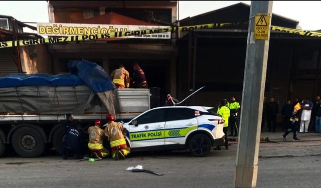 Polis aracı TIR'a çarptı: 1 şehit, 1 yaralı