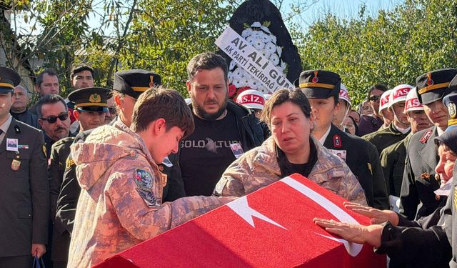 Şehit Astsubay Başçavuş Aykut’u, eşi ve oğlu parkasını giyerek son yolculuğuna uğurladı