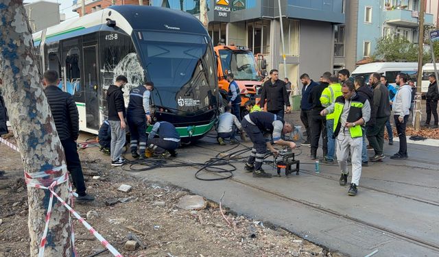 Tramvay ile çöp kamyonu çarpıştı: 3 yaralı