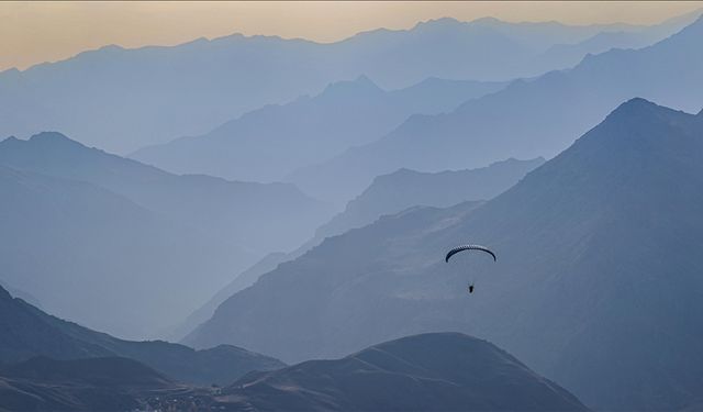 Hakkari semaları yamaç paraşütüyle renkleniyor