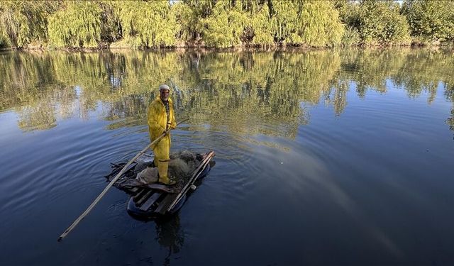 Dicle Nehri'nde 55 yıldır "kelek" üzerinde balık avlıyor