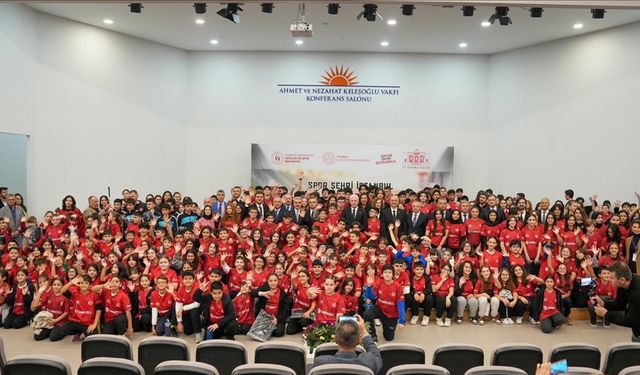 İstanbul'da lisanslı sporcu öğrencilere forma dağıtıldı