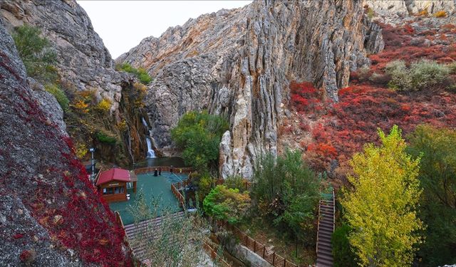 Günpınar Şelalesi sonbahar renklerine büründü