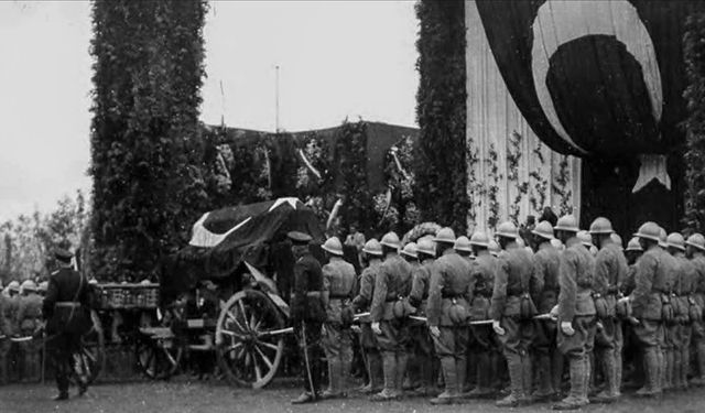 Arşiv fotoğrafları, büyük önder Atatürk'ün son yolculuğundaki kederi gözler önüne seriyor