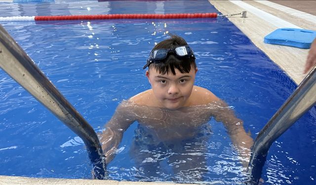 Down sendromlu Kayra, 6 yıldır mutluluğa kulaç atıyor