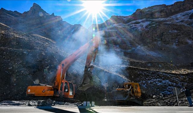 Van-Bahçesaray kara yolundaki çığ yataklarına "palyeli" önlem