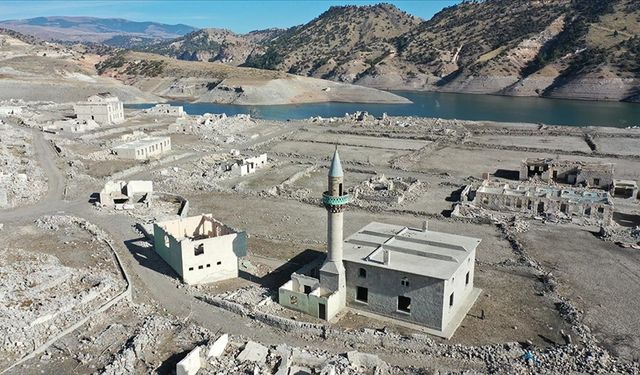 Kars'ta baraj sularının çekilmesiyle köy gün yüzüne çıktı