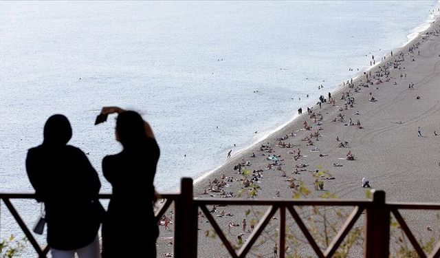 Antalya'da güneşli havayı fırsata çeviren vatandaşlar sahillerde yoğunluk oluşturdu