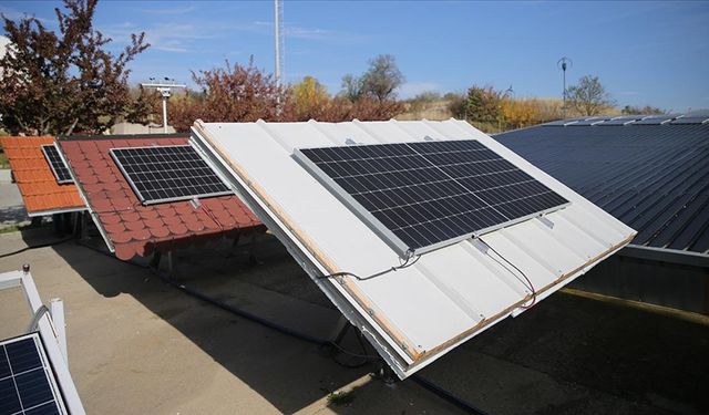 Kiremit çatılara kurulan fotovoltaik paneller güneşten daha verimli enerji alınmasını sağlıyor