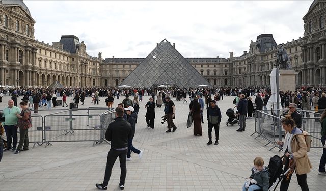 Paris'te tarihi eserlerin çalındığı Louvre Müzesi için güvenlik önlemleri artırılacak