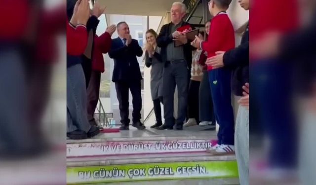 34 yıllık öğretmen öğrencilerinin alkışları arasında emekliliğe ayrıldı