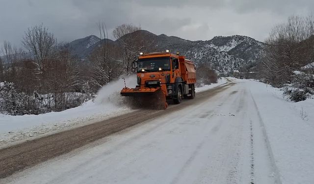 Beypazarı ilçesindeki yollarda karla mücadele çalışmaları sürüyor