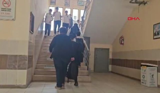 Bilinçli olarak koridora bırakılan pet şişeyi alıp çöpe atan öğrenciye ödül