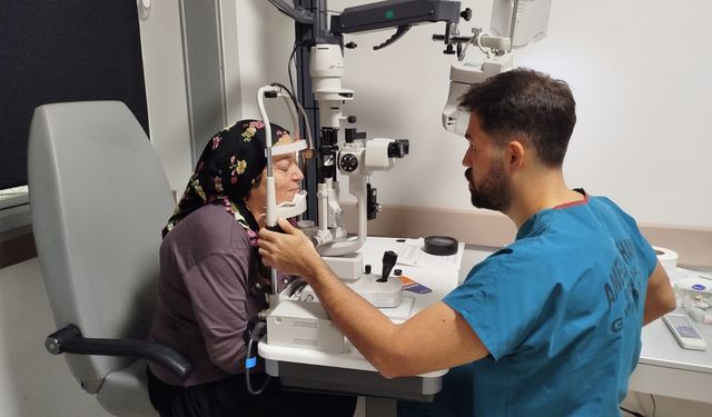 55 yıl önce görme yetisi kaybolan sağ gözü ameliyatla görmeye başladı