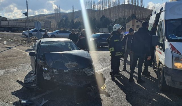 Yozgat’ta otomobil ile kamyonun çarpıştığı kazada 5 kişi yaralandı