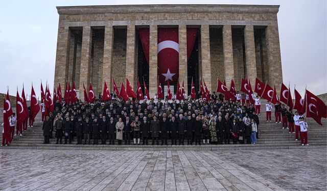 Ankara Valisi Şahin ve beraberindeki heyet Anıtkabir'i ziyaret etti