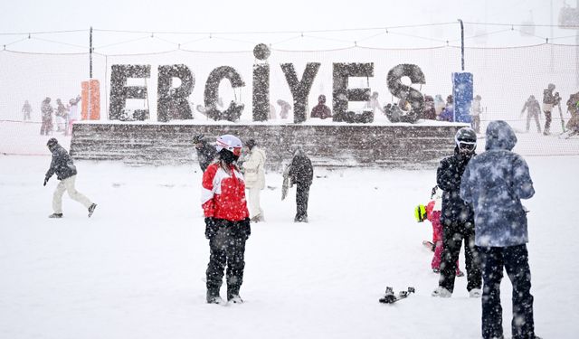 Erciyes'te pistler kayakseverlerle doldu